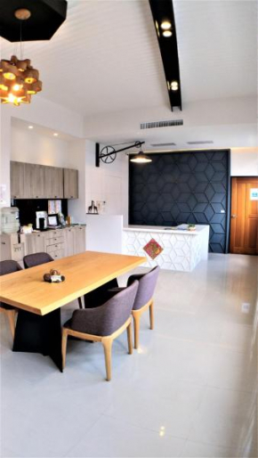 Отель Honey B Trip B&B  Хуален